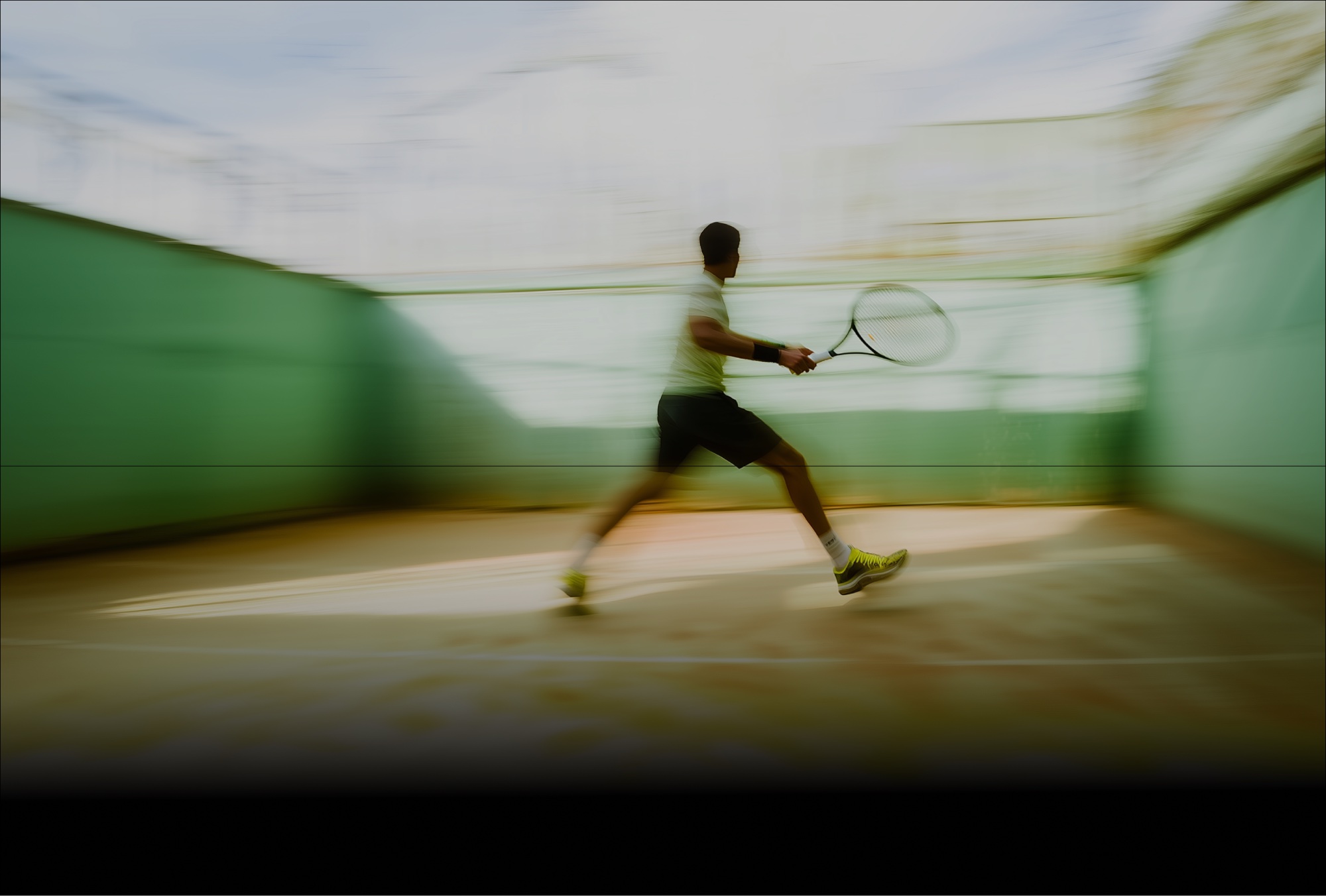 hombre jugando con una raqueta