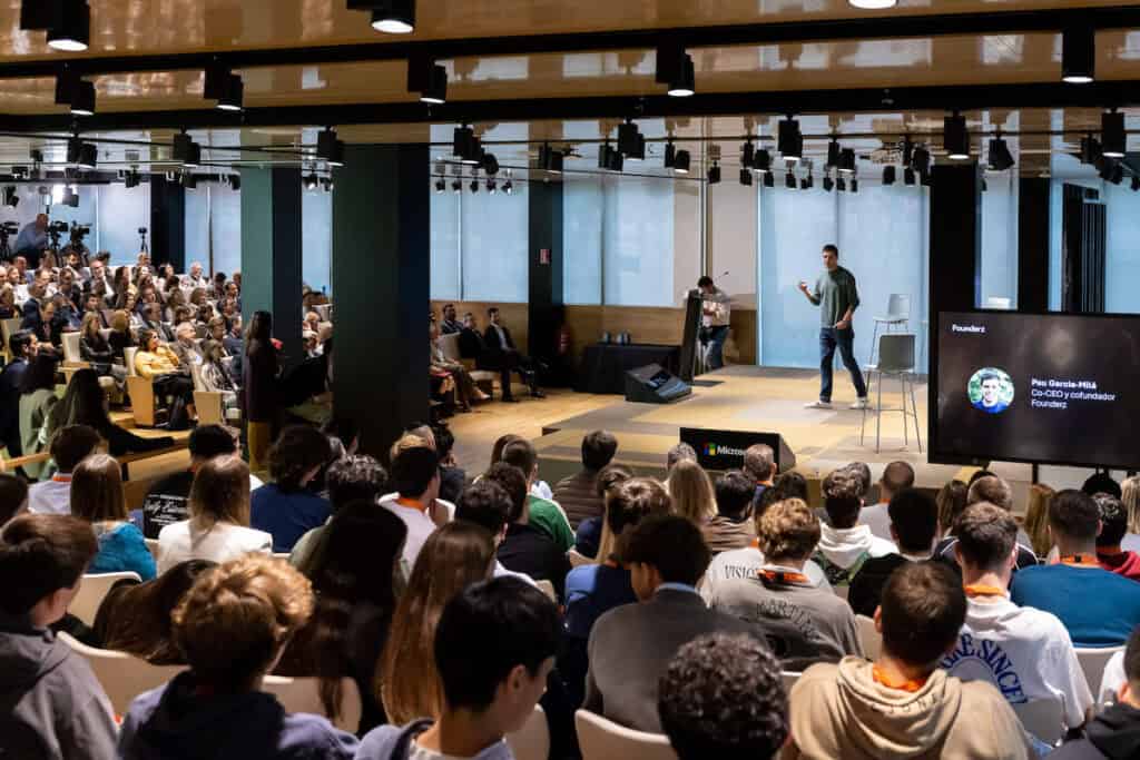 Apúntate a la formación gratuita en IA para 100.000 jóvenes madrileños. 2 Founderz y la Comunidad de Madrid forman a 100.000 jóvenes