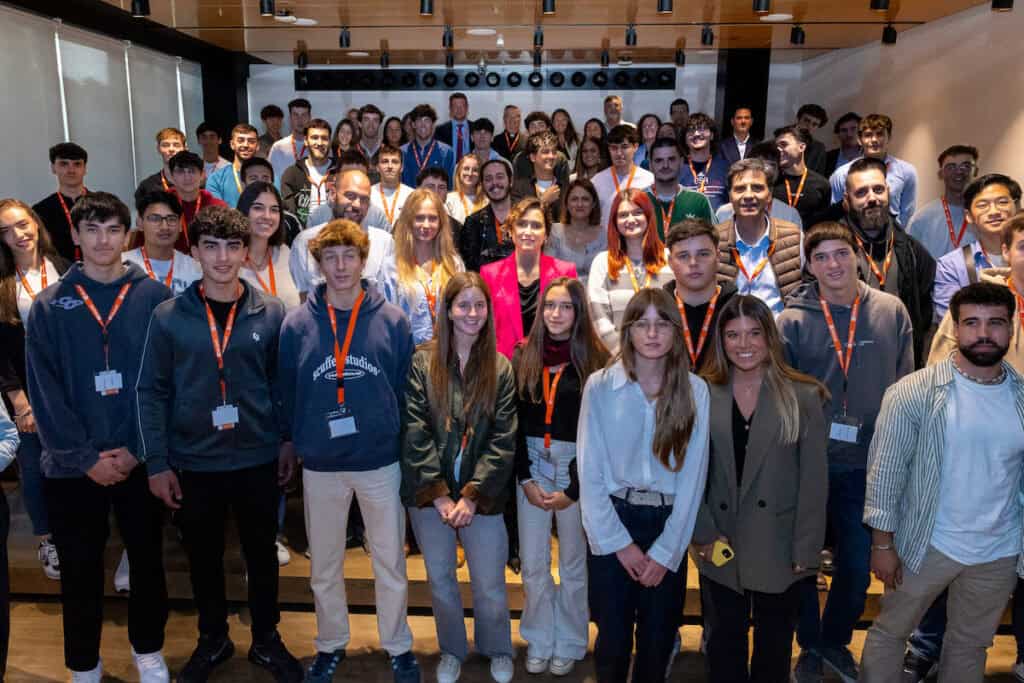 Apúntate a la formación gratuita en IA para 100.000 jóvenes madrileños. 1 Generación IA formación gratuita a jóvenes