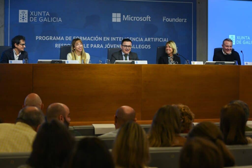 Mesa redonda en un evento de formación en inteligencia artificial en Galicia, con representantes de la Xunta de Galicia, Microsoft y Founderz, discutiendo sobre la capacitación en IA para jóvenes gallegos.