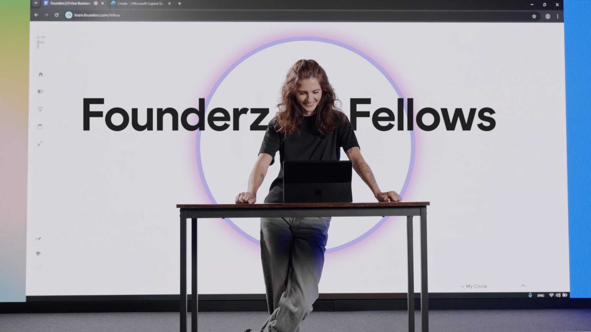 Persona frente a un portátil sobre una mesa, con una pantalla de fondo que muestra el texto “Founderz Fellows”.