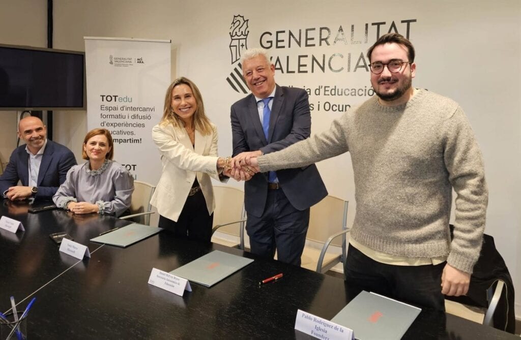 Representantes de Founderz, Microsoft y Generalitat Valenciana tras la firma del acuerdo para impulsar la formación en inteligencia artificial.